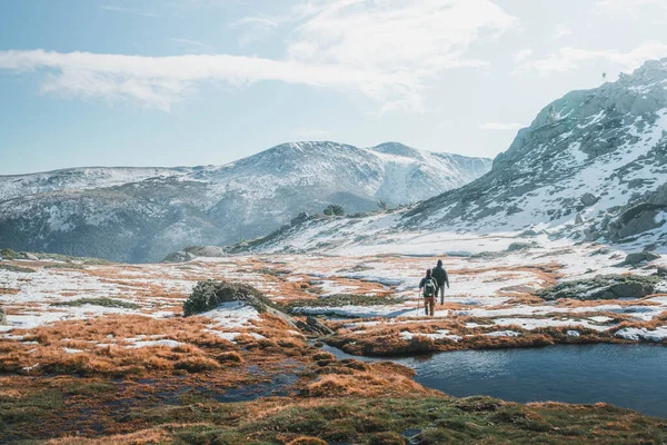 İKİ ARKADAŞLAR YAĞINDA