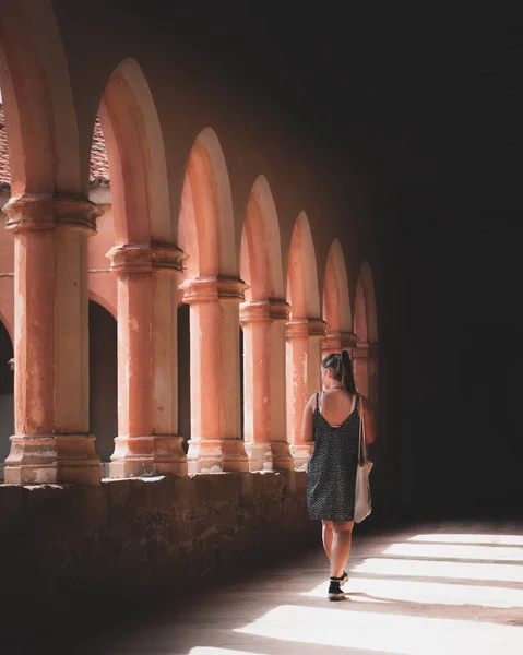 Şatodaki Genç Bir Kız