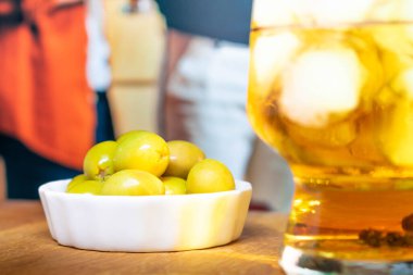 Biraz zeytin ve insanlarla kokteyl.