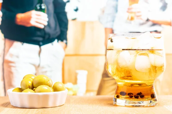 Biraz zeytin ve insanlarla kokteyl.