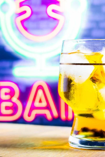 Arka planda neon olan bir kokteyl.