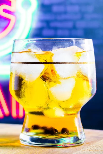 Arka planda neon olan bir kokteyl.