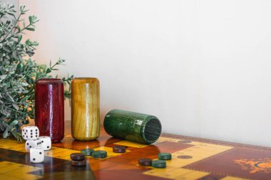 Güzel eski ahşap parcheesi oyunu