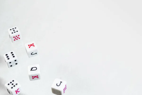 Beyaz ahşap masada eski poker zarları