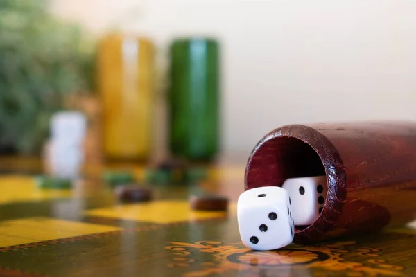 Güzel eski ahşap parcheesi oyunu