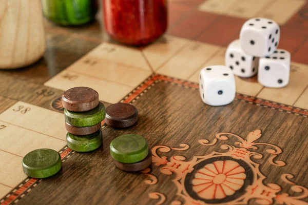 Güzel eski ahşap parcheesi oyunu