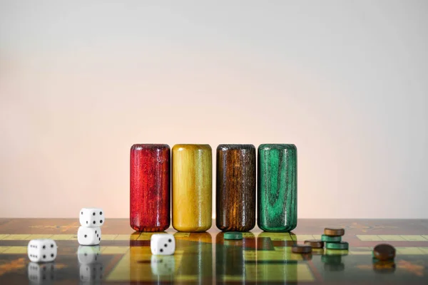 Güzel eski ahşap parcheesi oyunu