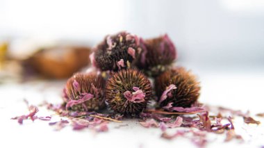 Şifalı bitkilerden, köklerden ve çiçeklerden tıbbi karışımlar. Sağlıklı bir yaşam için geleneksel tıp