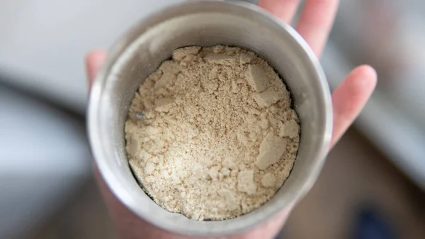 Hericium erinaceus 'un kurumuş meyve veren vücutları. Mantar aslanının yelesinin meyveli gövdelerinin bileşiminde kullanışlı maddeler. Erinacins ve Hericenones