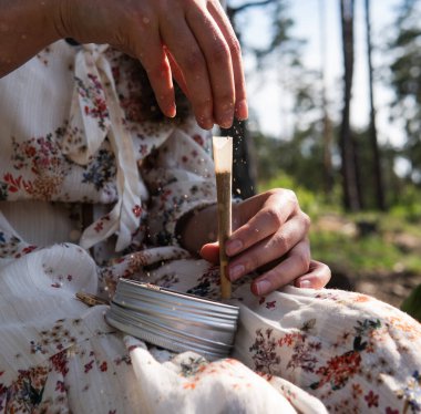 Doğada marihuana ile sarma. Esrarın eğlence amaçlı kullanımı. Stres atmak için tıbbi marihuana.