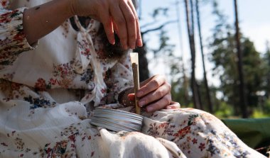 Kullanışlı bitki ve çiçek karışımları. Tütüne alternatif olarak bitkisel karışımlar tüttürüyor.