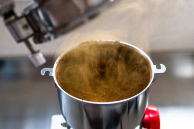 Pudralanmış Chaga mantar tozu. Çay yapmak için tıbbi mantar mantarı.