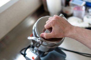 Pudralanmış Chaga mantar tozu. Çay yapmak için tıbbi mantar mantarı.