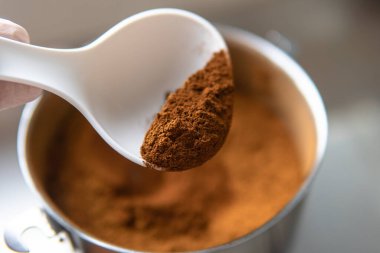 Pudralanmış Chaga mantar tozu. Çay demlemek için mantar mantarı.