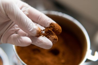 Pudralanmış Chaga mantar tozu. Çay demlemek için mantar mantarı.