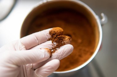 Pudralanmış Chaga mantar tozu. Çay demlemek için mantar mantarı.