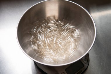 Beslenme takviyeleri için boş kapsüller. Kapsüller için sebze selülozu. Kendin yap mikrodoz kurslarını yakından çek.