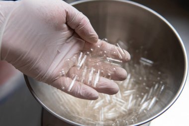 Kapsül dolum makinesi. Beslenme takviyeleri için şeffaf kapsüller.