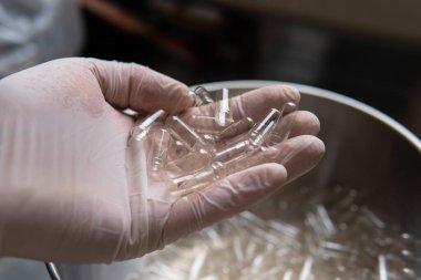 Beslenme takviyeleri için boş kapsüller. Kapsüller için sebze selülozu. Kendin yap mikrodoz kurslarını yakından çek.