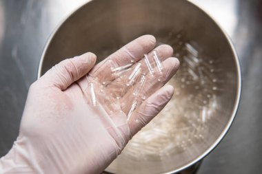 Kapsül dolum makinesi. Beslenme takviyeleri için şeffaf kapsüller.