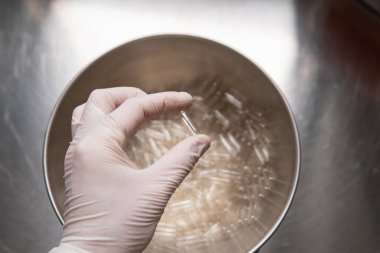Beslenme takviyeleri için boş kapsüller. Kapsüller için sebze selülozu. Kendin yap mikrodoz kurslarını yakından çek.