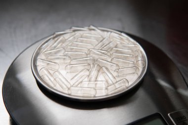 Beslenme takviyeleri için boş kapsüller. Kapsüller için sebze selülozu. Kendin yap mikrodoz kurslarını yakından çek.