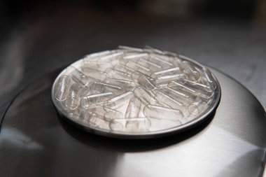 Kapsül dolum makinesi. Beslenme takviyeleri için şeffaf kapsüller.