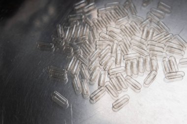 Beslenme takviyeleri için boş kapsüller. Kapsüller için sebze selülozu. Kendin yap mikrodoz kurslarını yakından çek.