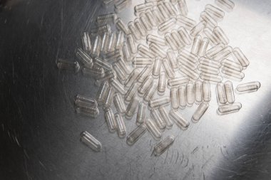 Beslenme takviyeleri için boş kapsüller. Kapsüller için sebze selülozu. Kendin yap mikrodoz kurslarını yakından çek.