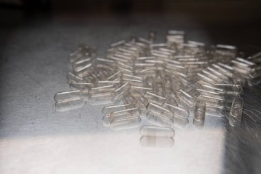 Beslenme takviyeleri için boş kapsüller. Kapsüller için sebze selülozu. Kendin yap mikrodoz kurslarını yakından çek.