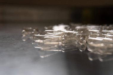 Beslenme takviyeleri için boş kapsüller. Kapsüller için sebze selülozu. Kendin yap mikrodoz kurslarını yakından çek.