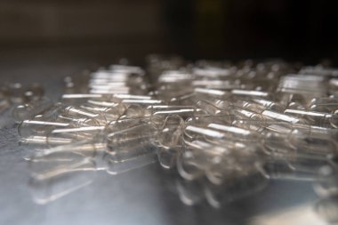 Beslenme takviyeleri için boş kapsüller. Kapsüller için sebze selülozu. Kendin yap mikrodoz kurslarını yakından çek.