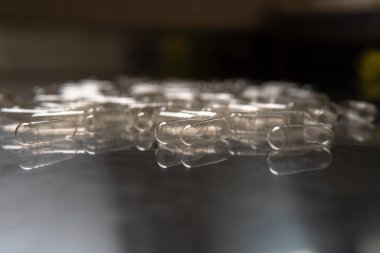 Beslenme takviyeleri için boş kapsüller. Kapsüller için sebze selülozu. Kendin yap mikrodoz kurslarını yakından çek.