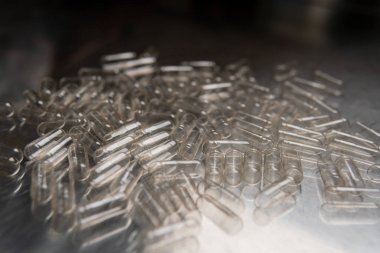 Beslenme takviyeleri için boş kapsüller. Kapsüller için sebze selülozu. Kendin yap mikrodoz kurslarını yakından çek.