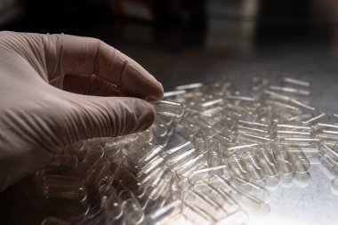 Beslenme takviyeleri için boş kapsüller. Kapsüller için sebze selülozu. Kendin yap mikrodoz kurslarını yakından çek.