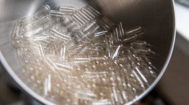 Beslenme takviyeleri için boş kapsüller. Kapsüller için sebze selülozu. Kendin yap mikrodoz kurslarını yakından çek.