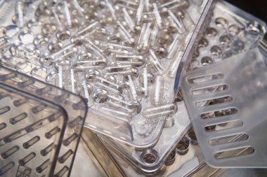 Beslenme takviyeleri için boş kapsüller. Kapsüller için sebze selülozu. Kendin yap mikrodoz kurslarını yakından çek.