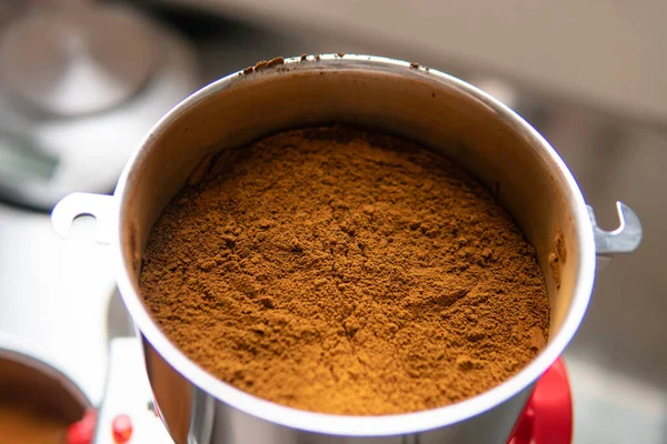 Pudralanmış Chaga mantar tozu. Çay yapmak için tıbbi mantar mantarı.