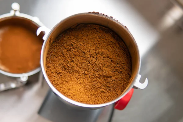 Pudralanmış Chaga mantar tozu. Çay demlemek için mantar mantarı.