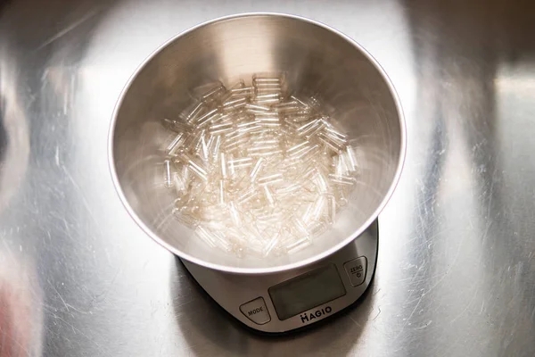 Kapsül dolum makinesi. Beslenme takviyeleri için şeffaf kapsüller.