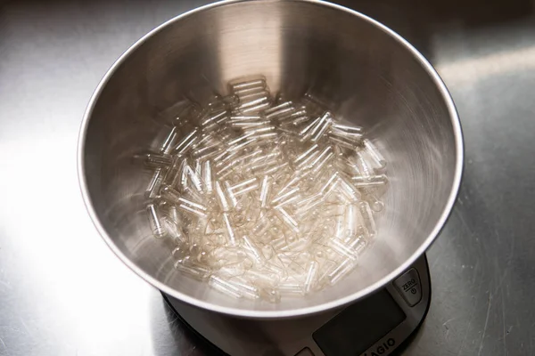 Beslenme takviyeleri için boş kapsüller. Kapsüller için sebze selülozu. Kendin yap mikrodoz kurslarını yakından çek.