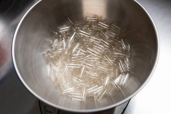 Kapsül dolum makinesi. Beslenme takviyeleri için şeffaf kapsüller.