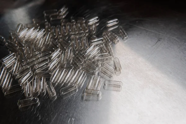 Beslenme takviyeleri için boş kapsüller. Kapsüller için sebze selülozu. Kendin yap mikrodoz kurslarını yakından çek.