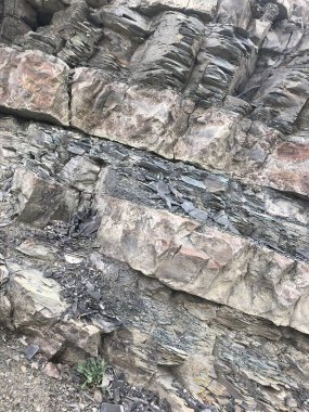 Güneşle aydınlatılan keskin kayalar