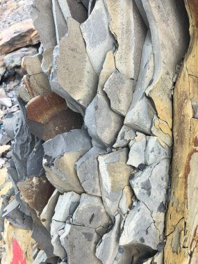 Güneşle aydınlatılmış oyulmuş kaya