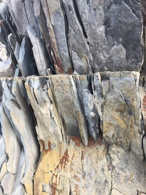 Güneşle aydınlatılmış oyulmuş kaya