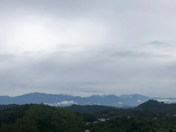 Dağ manzarası, gri gökyüzü, köy