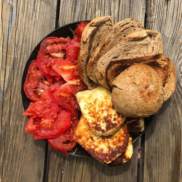 Adighe peyniri, domates ve tost kahvaltısı 