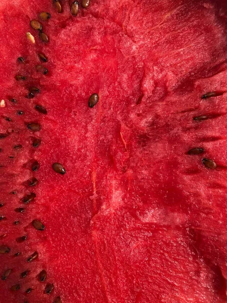 İkiye bölünmüş lezzetli karpuz.