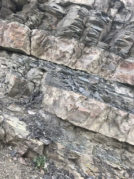 Güneşle aydınlatılan keskin kayalar
